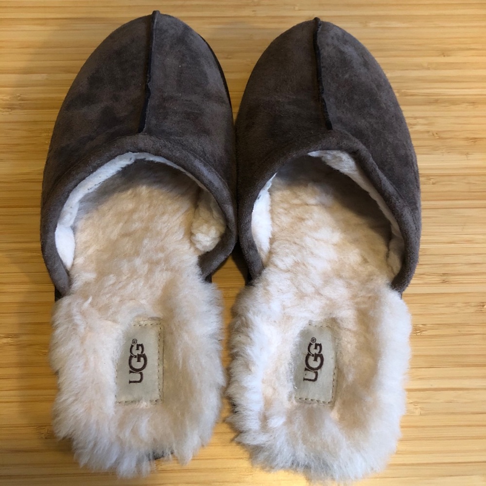 UGG Men's Suede Slippers, Size EUR 42 US 9